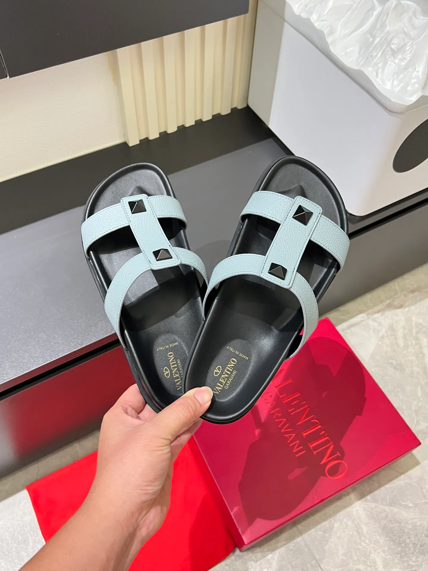Men's shoes 💰p300 VALENTINO Men's 🧍‍♂️ Spring and summer new style metal logo flat slippers, elegant sandals, the same style worn by celebrities, original molding, imported calfskin. Rubber outsole. Soft and durable, full set of counter packaging size: 39-44 (.45.46 customized)
